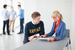 Studievejledning og samtale mellem studerende og vejleder hos Aarhus BSS, fotograferet af Kasper Hornbæk.
