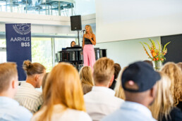 Musikalsk optræden ved Aarhus BSS-event, med sangerinde på scenen akkompagneret af pianist, Aarhus Universitet. Foto af Kasper Hornbæk.
