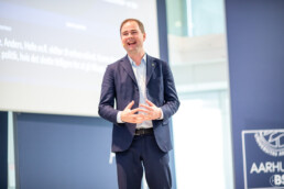 Nicolai Wammen smiler under præsentation ved Aarhus BSS-event, fanget af Kasper Hornbæk.