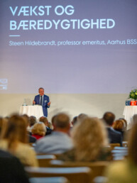 Professor emeritus Steen Hildebrandt taler om vækst og bæredygtighed ved event på Aarhus BSS. Foto af Kasper Hornbæk