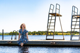 Maja Engberg-Sønderskov nyder sommerstemningen på badebroen ved Skanderborg Sø under Smukfest. Stemningsfuldt øjeblik fanget af fotograf Kasper Hornbæk